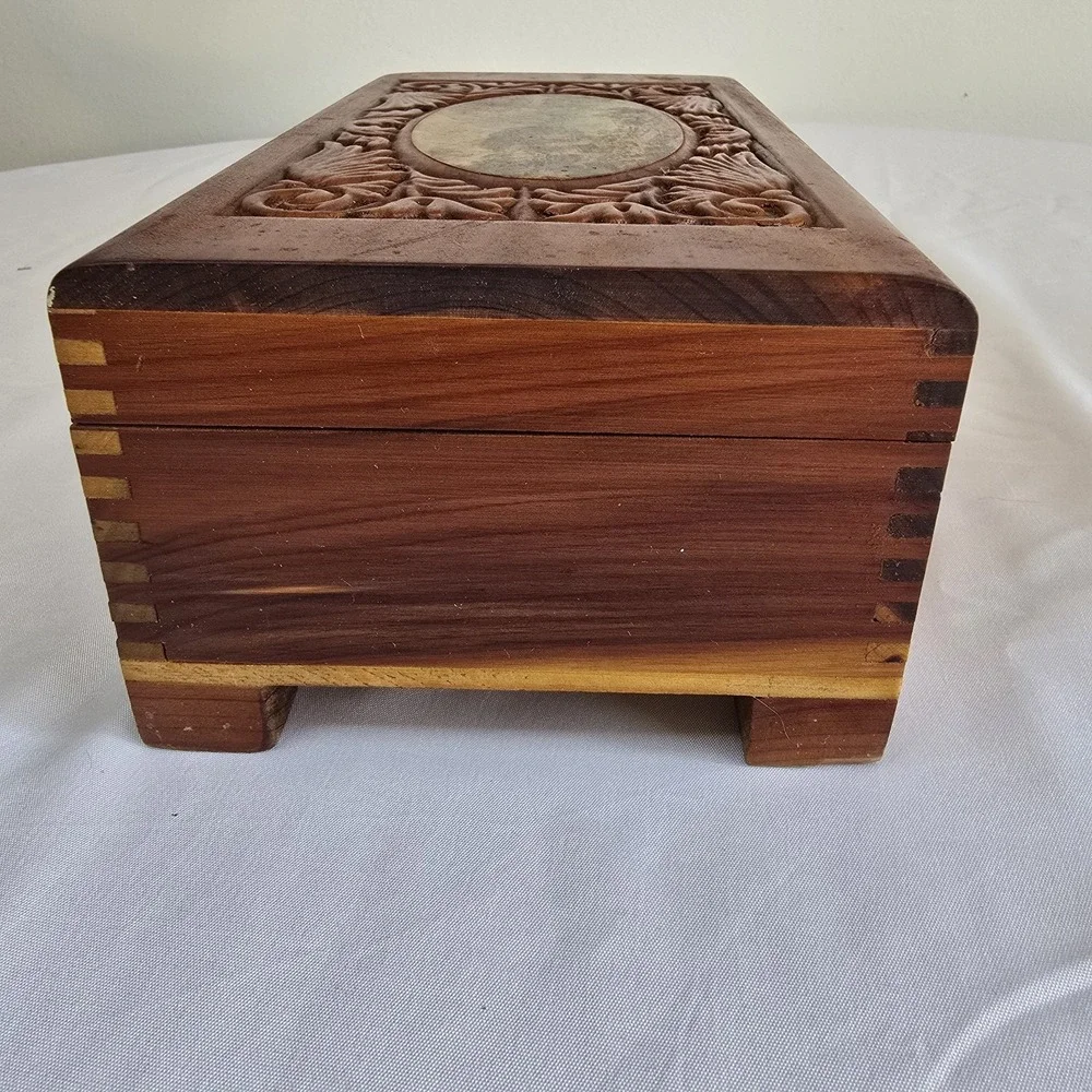 VTG Handcarved Cedar Box Finger-Jointed With Mirror Mountain and Water Landscape
